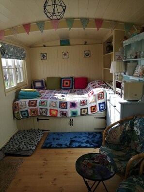 1 bedroom, bed sheets