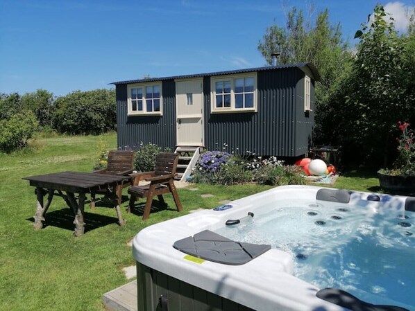 Outdoor spa tub - Willow Tree Shepherd's Hut with optional hot tub and shared EV charger. (Bude)