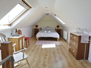 2 bedrooms, iron/ironing board, travel cot, free WiFi