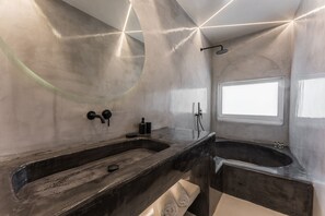 Sunrise Suite outdoor hot tub with Sea View | Badezimmer | Kostenlose Toilettenartikel, Haartrockner, Bademäntel, Hausschuhe