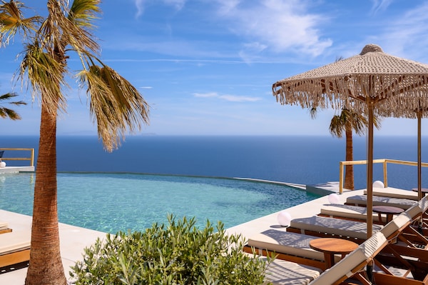 Leon Luxury Suites - Santorini