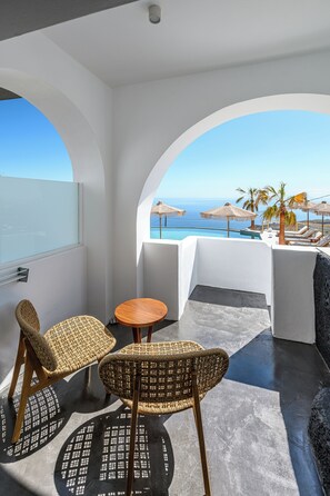Soundproofing, free WiFi, bed sheets - Leon Luxury Suites (Santorini)