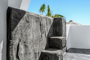 Superior Suite with Outdoor Hot Tub & Sea View | Soundproofing, free WiFi, bed sheets - Leon Luxury Suites (Santorini)