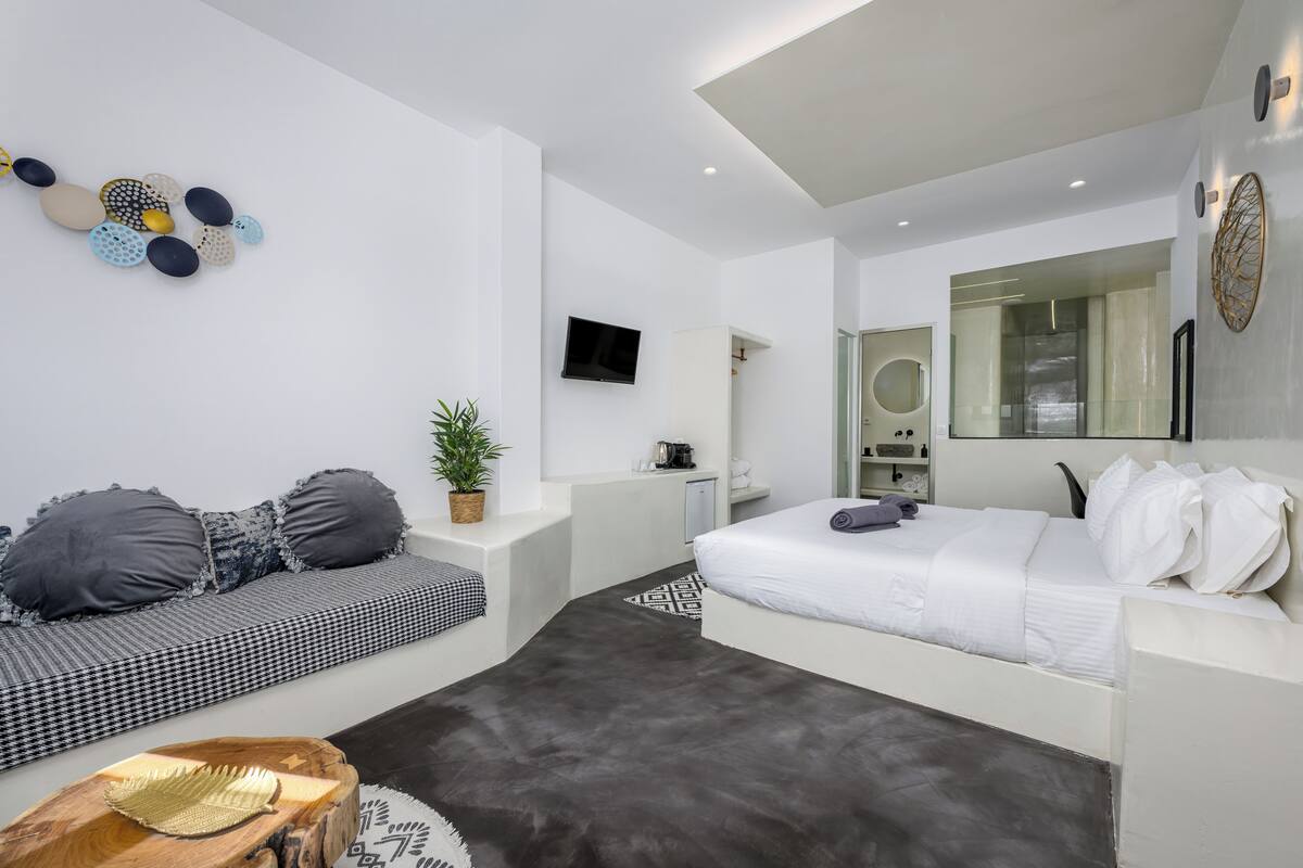Infinity Suite Indoor Hot Tub with Sea View | Insonorización, wifi gratis y ropa de cama