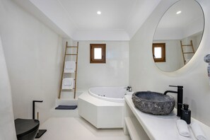 Honeymoon Suite outdoor hot tub with Sea View | Baño | Amenidades de baño gratuitas, secadora de cabello, batas, pantuflas 