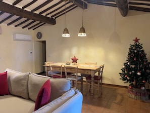 Dining - Typical stone cottage with large garden and private parking space (Passignano sul Trasimeno)