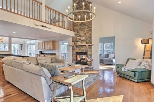Huge 5BR Cabin Retreat With Game Room & Nature Views