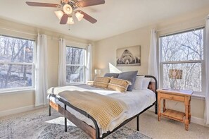 5 bedrooms, desk, iron/ironing board, travel crib