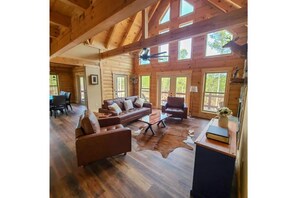 Smart TV, fireplace, video games, books - 4-bedroom cabin on 5 acres with game room hot tub and bar (Ellijay)