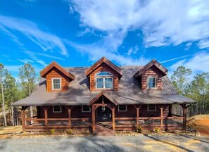 Exterior - 4-bedroom cabin on 5 acres with game room hot tub and bar (Ellijay)