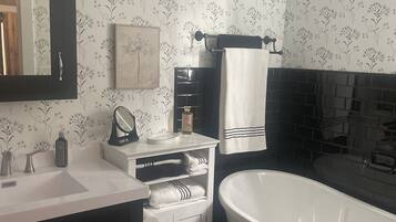Douche, serviettes fournies, savon, shampoing
