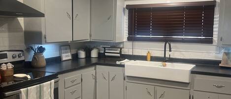 Frigorifero, microonde, forno, piano cottura