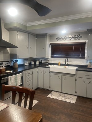 Fridge, microwave, oven, stovetop - The Pink House - Charming, fully renovated, quiet getaway (Wellfleet)