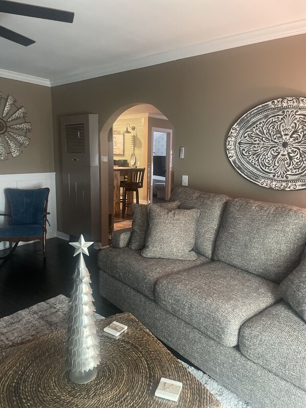 Interior - The Pink House - Charming, fully renovated, quiet getaway (Wellfleet)