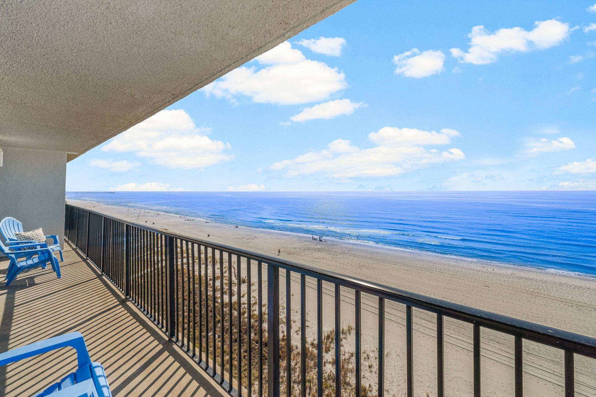 Un balcón con vista a la playa y al océano.