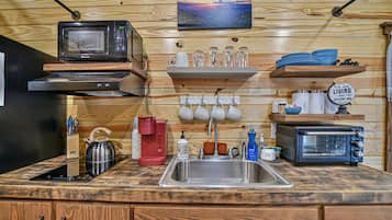 Refrigerador, microondas, parrilla de estufa y cafetera y tetera