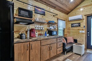 冷蔵庫、電子レンジ、コンロ、コーヒー / ティーメーカー