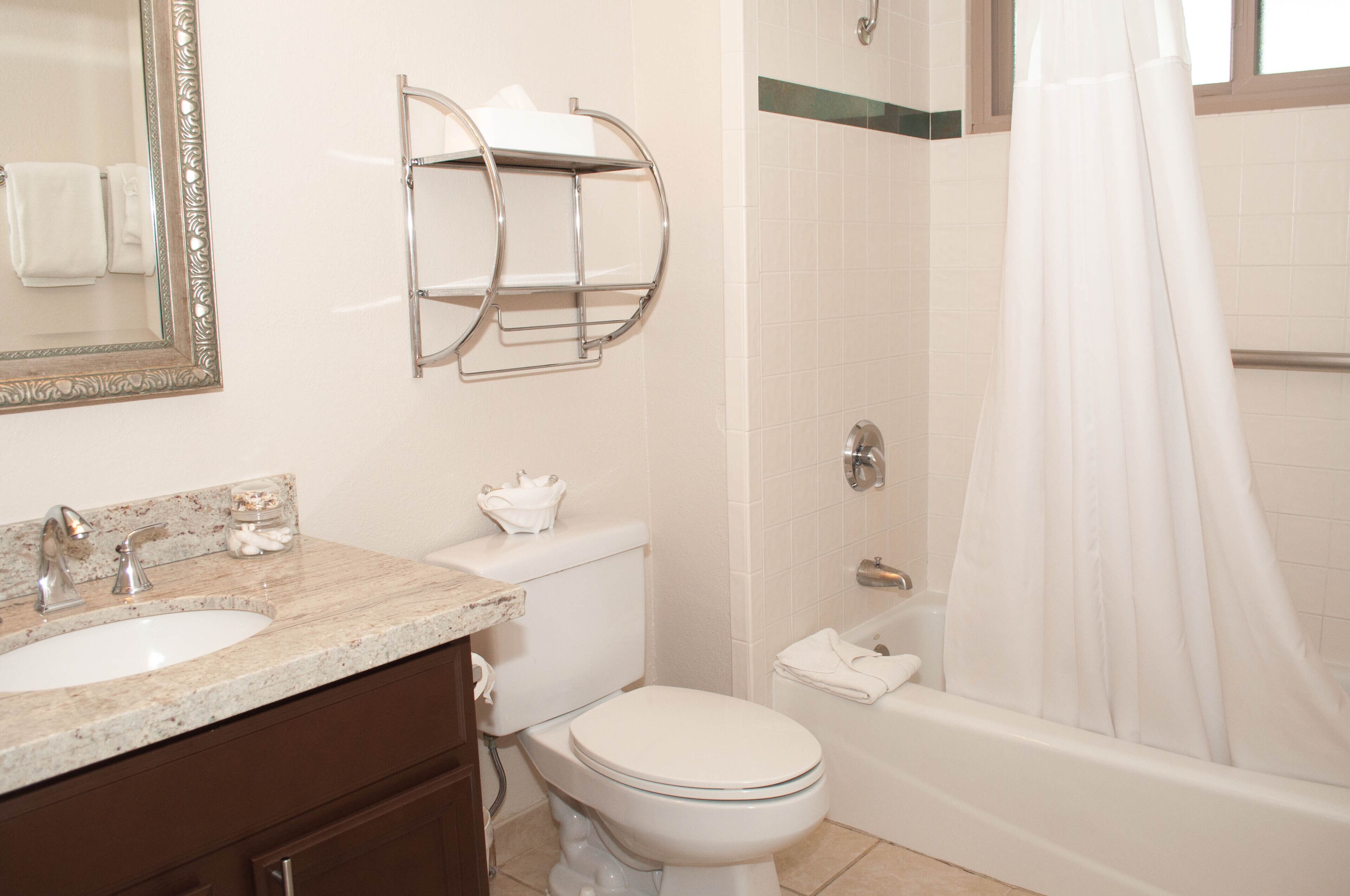 Une salle de bain avec un lavabo, des toilettes et une baignoire.