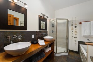 Chuveiro, banheira de hidromassagem, secador de cabelo, toalhas de banho