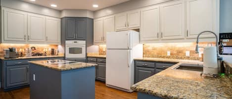 Geladeira, micro-ondas, fogão, cooktop