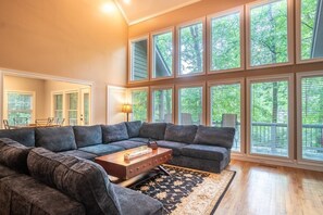 Smart-TV, Kamin, Stereoanlage