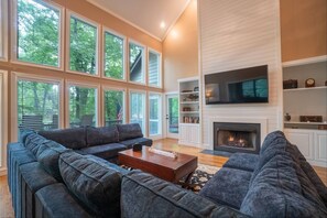 Smart-TV, Kamin, Stereoanlage