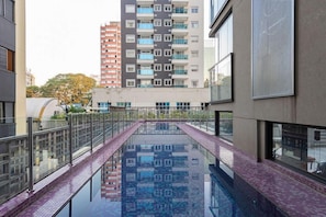 Una piscina al aire libre