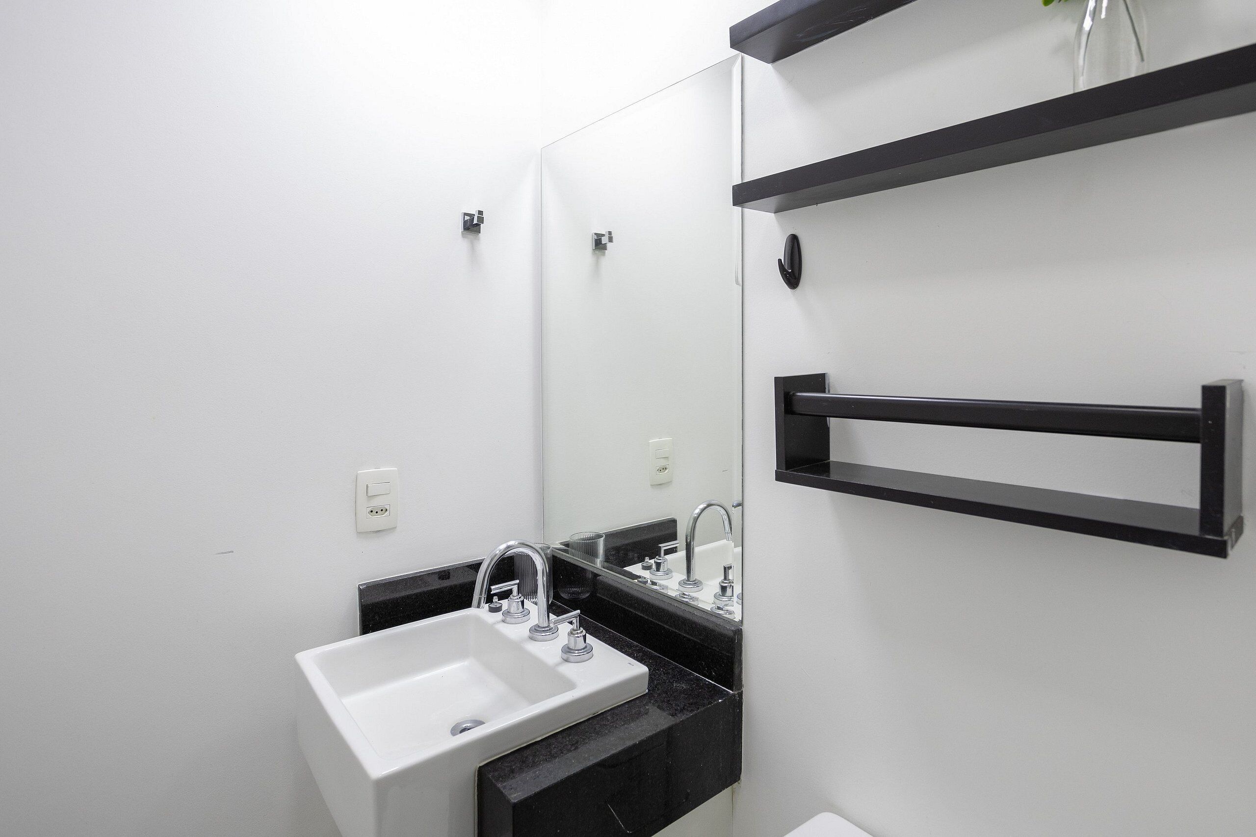 Leilighet – basic | Bad | Dusj, håndklær og toalettpapir