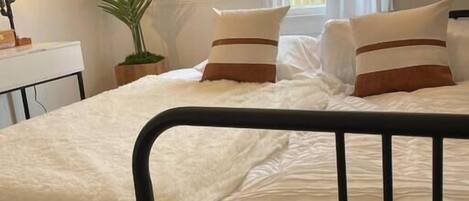 2 bedrooms, desk, iron/ironing board, WiFi