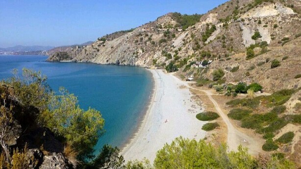 A coastal landscape with a beach, rocky terrain, and sparse vegetation. - Amplio, Luminoso y Confortable; 15 Minutos del Centro (Málaga)