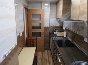 Réfrigérateur, micro-ondes, plaque de cuisson, cafetiÚre/bouilloire
