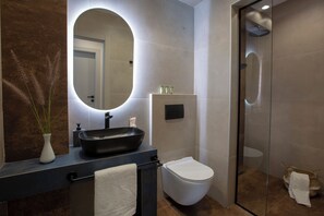 Douche, sèche-cheveux, serviettes fournies, savon