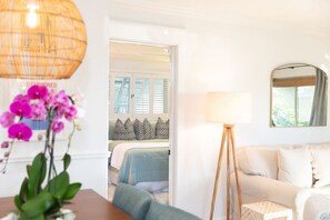 2 bedrooms, desk, free WiFi, bed sheets - SoSoPalmBeach-Tropical Bungalow (West Palm Beach)