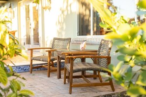 Outdoor dining - SoSoPalmBeach-Tropical Bungalow (West Palm Beach)