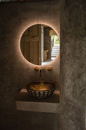 Chuveiro, produtos de toalete grátis, secador de cabelo 