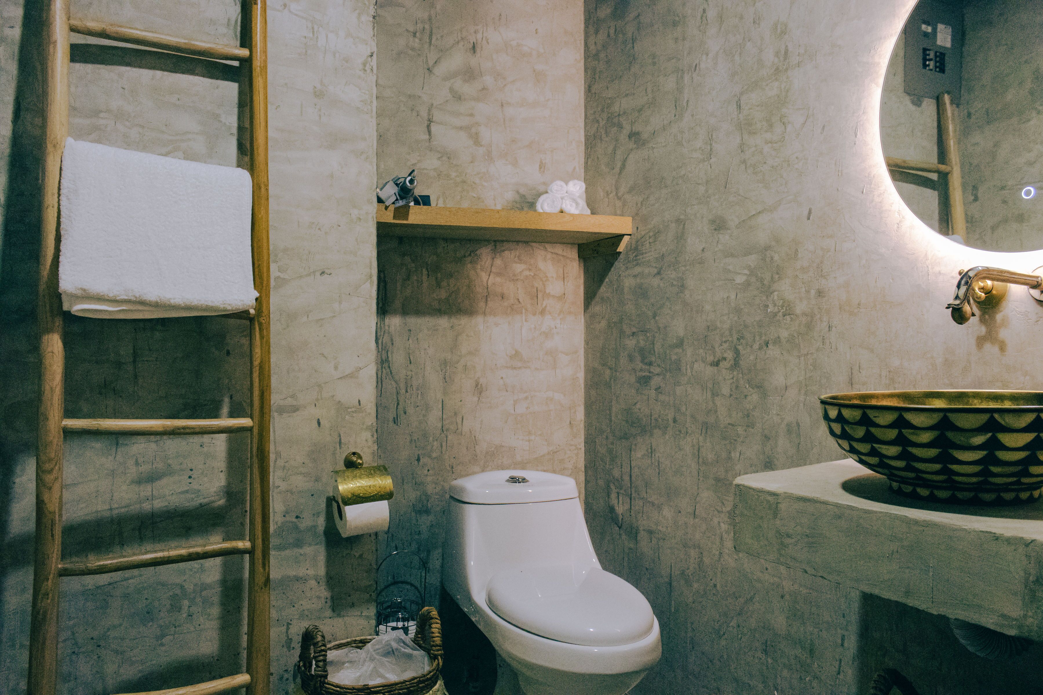 Fungalow Room | Baño | Regadera, regadera tipo lluvia, amenidades de baño ecológicas 
