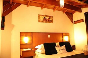 Kamar Superior | Seprai antialergi dan dilengkapi dengan perabotan berbeda-beda