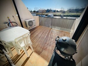 Outdoor dining - Studio Double Cabine Dans Résidence Avec Piscine à 500m de la Plage (Le Grau-du-Roi)