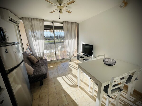 Living area - Studio Double Cabine Dans Résidence Avec Piscine à 500m de la Plage (Le Grau-du-Roi)