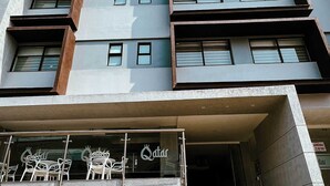 A multi-story building with a prominent sign reading "Qatar" at the entrance. - Hotel Qatar Cali (Cali)