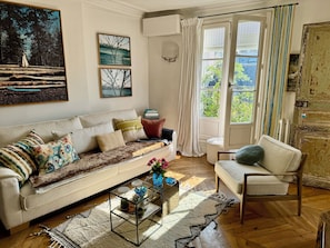 TV, books - CENTRE MARAIS (picasso place des vosges) .A/C, WIFI, ELEVATOR, VUE, BALCONY ! (paris)