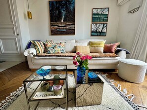 TV, books - CENTRE MARAIS (picasso place des vosges) .A/C, WIFI, ELEVATOR, VUE, BALCONY ! (paris)