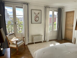 2 habitaciones, caja de seguridad en la habitación y escritorio 