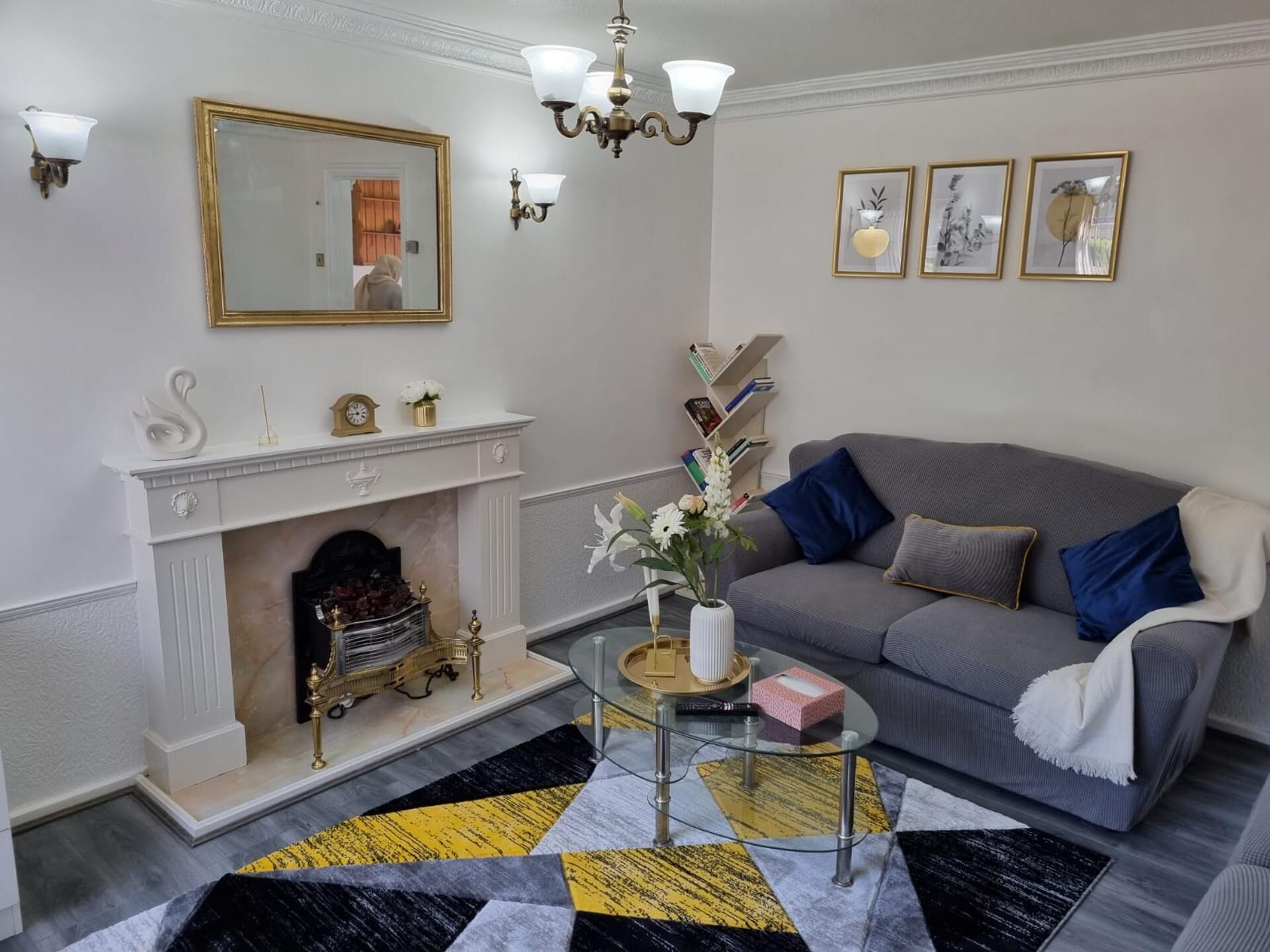 Un salon avec une cheminée, un canapé et une table basse.