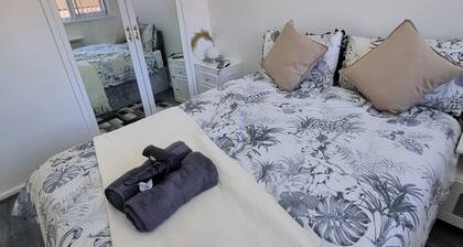Modern 2-bed Home - Private Garden, Parking & Wifi