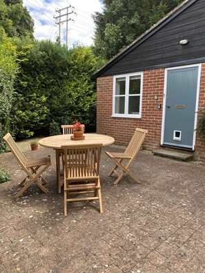 Outdoor dining - Stable Cottage Peaceful Stunning Retreat Near Bath (Pewsey)