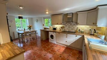 Cottage | Private kitchen | Fridge, microwave, oven, stovetop