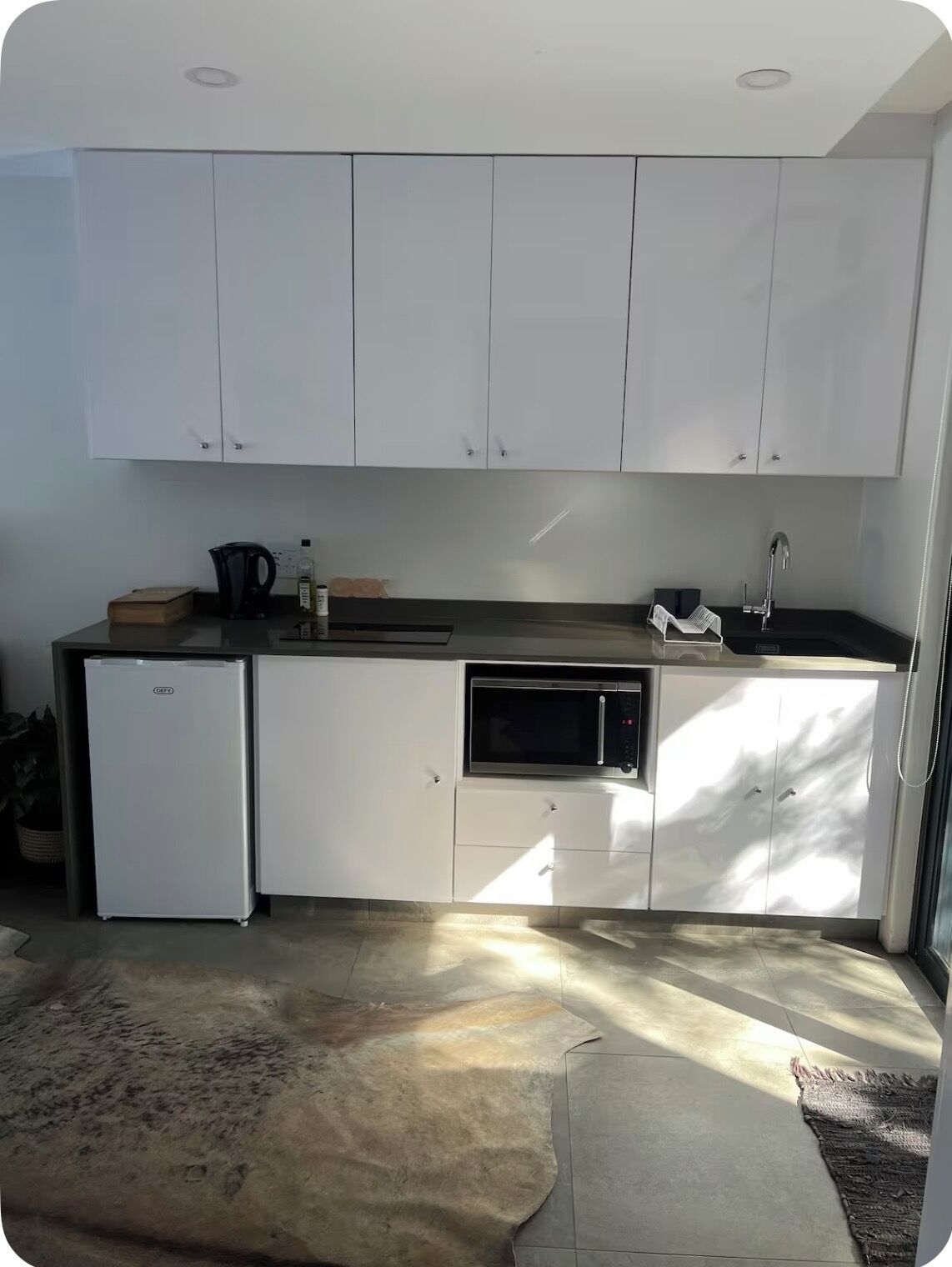 Kühlschrank, Mikrowelle, Herdplatte, Wasserkocher