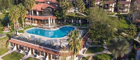 Piscine couverte, piscine extérieure