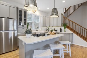 Geladeira, micro-ondas, fogão, cooktop